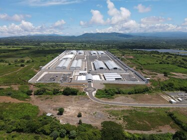 ONG advierte de presunta contaminación generada por megacárcel de Bukele en El Salvador