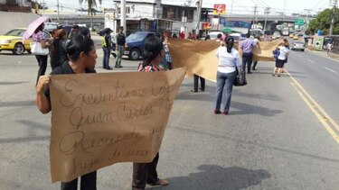 Maestros de escuela en Pedregal bloquean El Parador