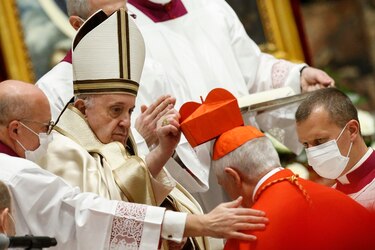 Vaticano introduce el delito de pedofilia en el Código de Derecho Canónico