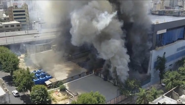 Video: Se incendian dos canales de televisión en Argentina del grupo Clarín