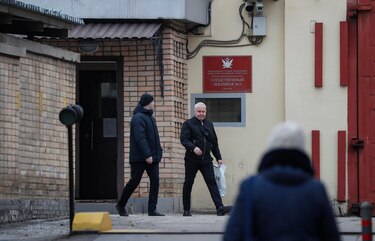 Decenas de periodistas independientes rusos piden liberar a compañero del WSJ