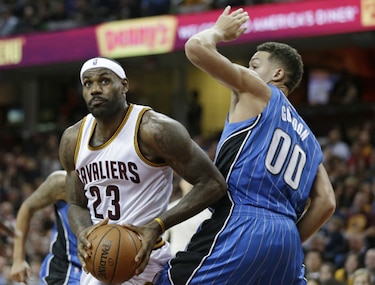 LeBron James iguala hito de Robertson en victoria de los Cavaliers