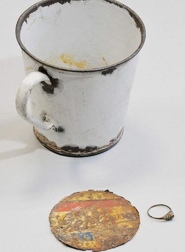 Hallan anillo y cadena de oro ocultas en taza en Auschwitz
