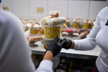 ‘Caídos del cielo’: voluntarios llevan almuerzos a ancianos en una Caracas en cuarentena