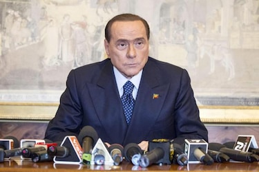 Derecha italiana podría dividirse tras medida de Berlusconi: legisladores
