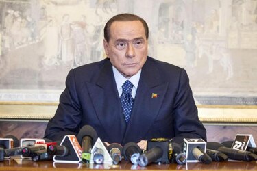 Derecha italiana podría dividirse tras medida de Berlusconi: legisladores