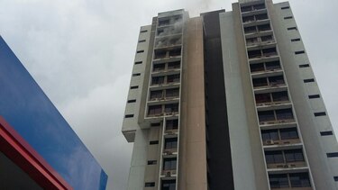 Bomberos controlan fuego en apartamento de edificio en la 12 de Octubre