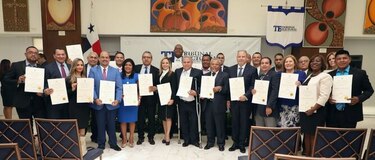 Entregan credenciales a diputados del Parlacen; Marta de Martinelli retira la de sus dos hijos