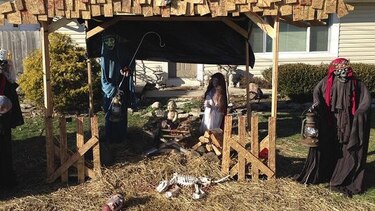 Quejas por un 'pesebre zombi' que 'sigue vivo'; el dueño no lo ha retirado