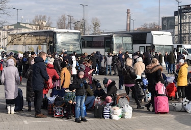 Polonia afirma que 100 mil ucranianos llegaron a su territorio desde el ataque ruso
