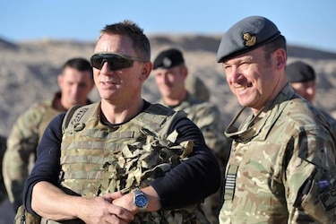 El actor Daniel Craig visita a las tropas británicas en Afganistán