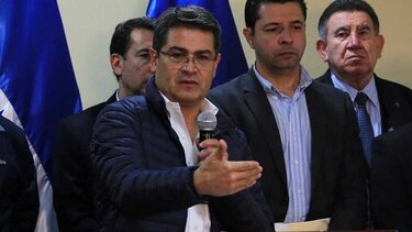 Presidente hondureño llama a los opositores al diálogo mientras ceden las protestas