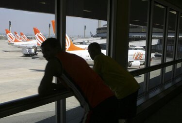 Empleados de aeropuertos de Río harán huelga mañana día de inicio del Mundial