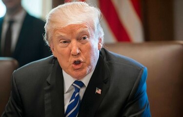 Trump llama 'Pocahontas' a senadora en ceremonia a Navajos