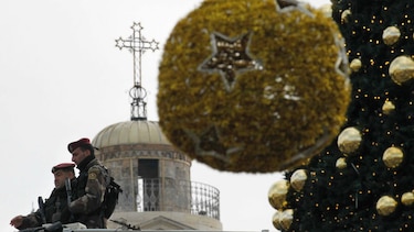 La multitud acude a Belén para la misa del gallo