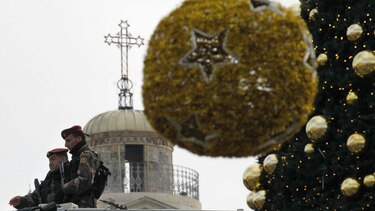 La multitud acude a Belén para la misa del gallo