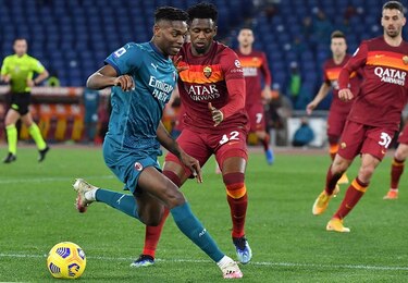 El AC Milan gana 2-1 en Roma y sigue a cuatro puntos del Inter