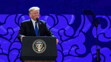 Trump visita Vietnam, donde acciones subieron más que en Estados Unidos
