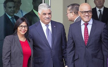 Gobierno de Venezuela y oposición prosiguen tenso diálogo este martes