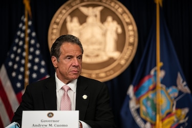 Gobernador de Nueva York amenaza con revertir desconfinamiento tras violación de protocolos