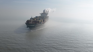 Agencia marítima de Reino Unido reporta que un barco ha recibido un impacto cerca del estrecho de Ormuz