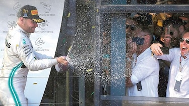 Bottas supera a Hamilton y domina el GP de Australia