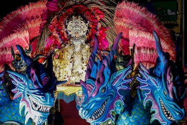 Las Reinas de Calle Arriba y Calle Abajo deslumbran en Las Tablas con un espectacular desfile