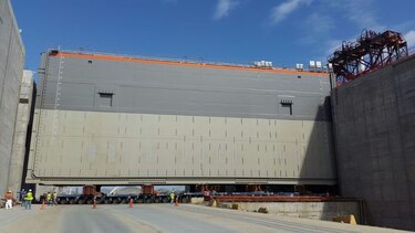 Compuertas del tercer juego de esclusas a un 50% de instalación