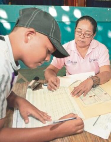 Beca universal se pagará con tarjeta