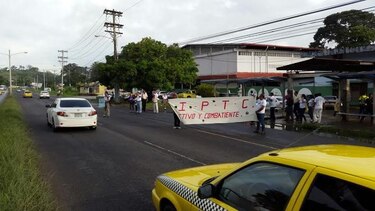 Colón: Docentes del IPTC protestan en la vía Transístmica