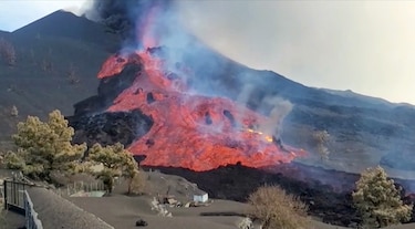 Evacúan a 800 personas en la isla de La Palma ante el avance de la lava del volcán Cumbre Vieja