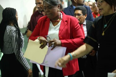 Cheque a cheque: la cacería de botellas sacude la Asamblea