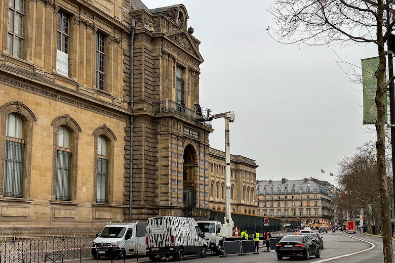 El Museo del Louvre instala una reja de seguridad en la ventana del robo de octubre