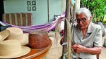 Manos detrás de un sombrero