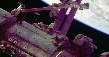 Astronautas dan nueva mano al brazo robot de la estación espacial