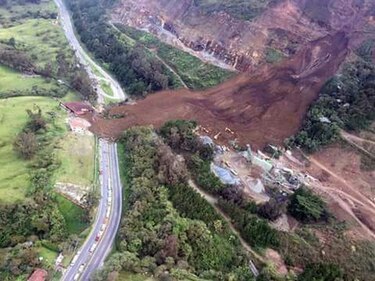 Derrumbe de montaña sobre la autopista Medellín-Bogotá deja al menos seis muertos