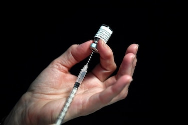 La eficacia de una sola dosis de Pfizer es menor frente a algunas variantes, según un estudio preliminar