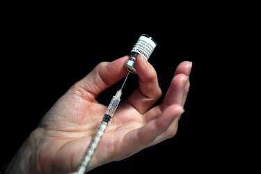 La eficacia de una sola dosis de Pfizer es menor frente a algunas variantes, según un estudio preliminar