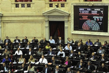 Tras luz verde de diputados, gobierno argentino busca aprobar pago a fondos 'buitres' en Senado
