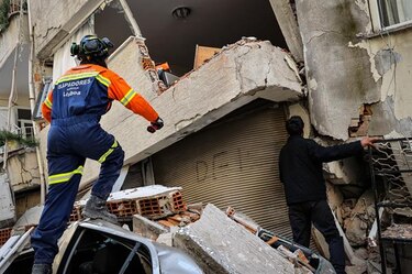 Los rescatistas liberan a un bebé de dos meses tras 128 horas bajo escombros