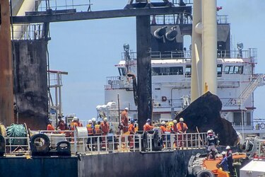 Submarinos de Sri Lanka logran tapar fuga de diésel en petrolero incendiado