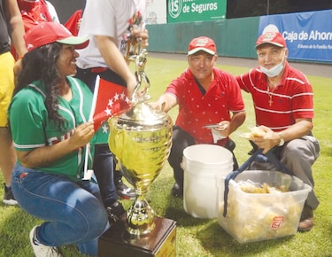 Chiricanos recibieron a kilómetros a sus bicampeones