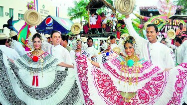 Joyas y polleras con más de un siglo exhibirán en desfile