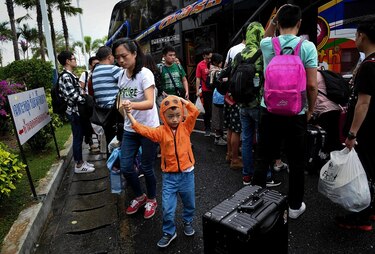 Cientos de turistas bloqueados en islas de Tailandia por la tormenta Pabuk