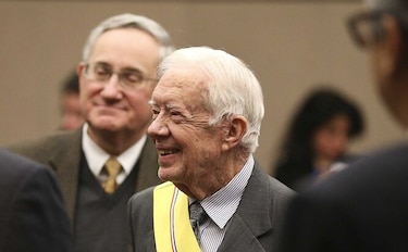 Operan al expresidente de Estados Unidos Jimmy Carter por fractura de cadera