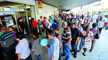 Filas para recibir los décimos adeudados