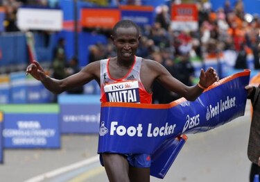 Kenianos Mutai y Jeptoo se imponen en el maratón de Nueva York
