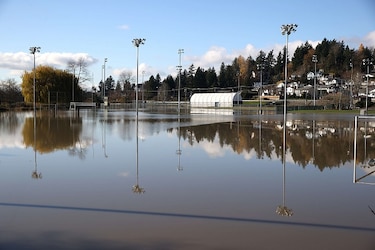 Racionan combustible y restringen desplazamientos por inundaciones en el oeste de Canadá