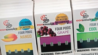 Evalúan prohibir los cigarrillos electrónicos saborizados