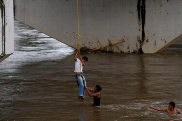 Caravana de migrantes aguarda en la frontera de México tras ser reprimida